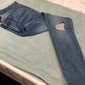 Skinny Jeans with one knee rip